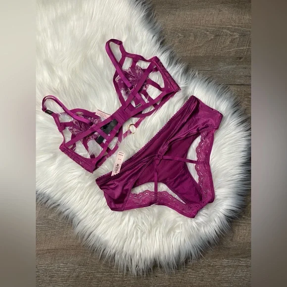 NWT Victoria’s Secret Cutout Bra and Matching Panties - Picture 2 of 7